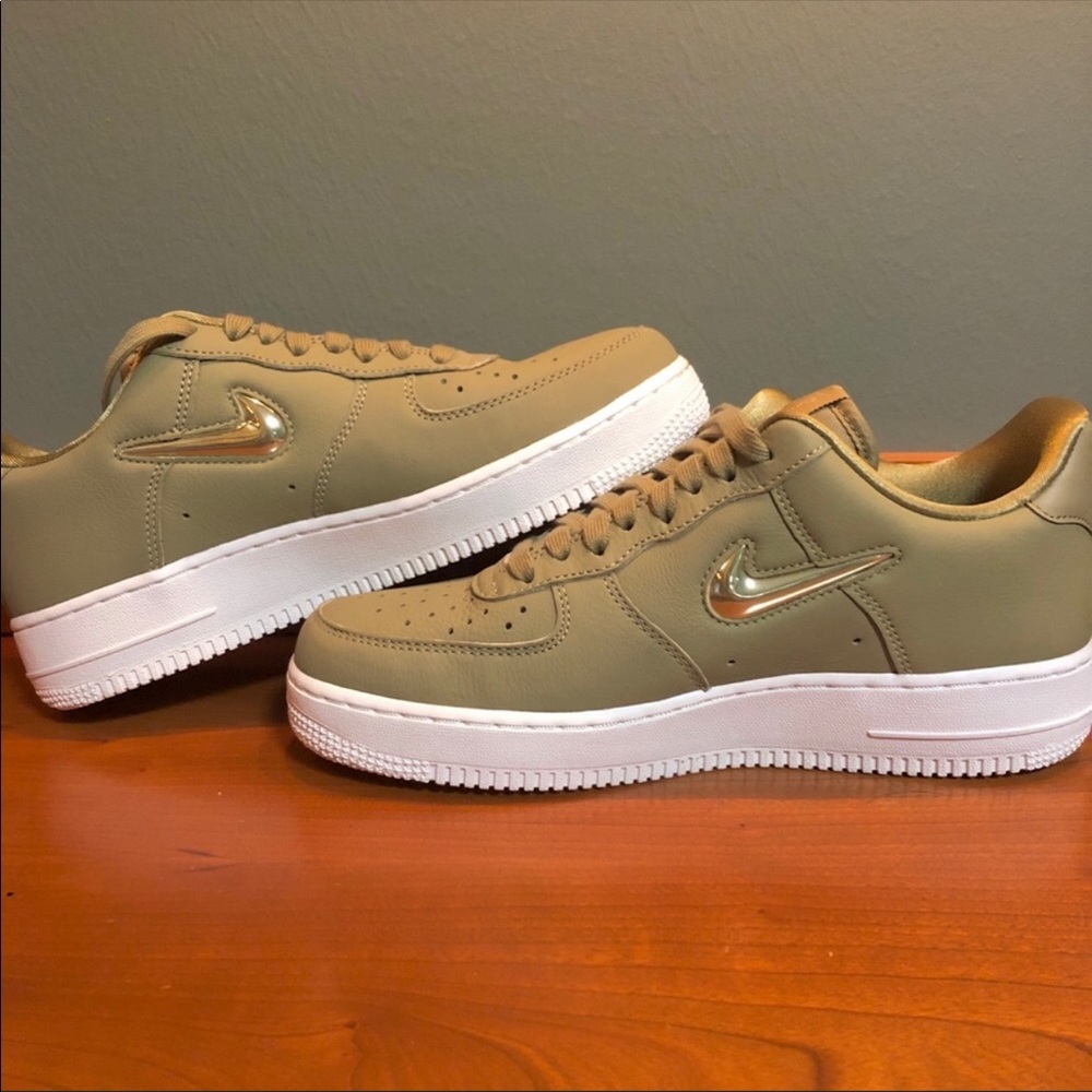 Women’s Nike 9.5 Olive Air Force 1 ‘07 Premium LX